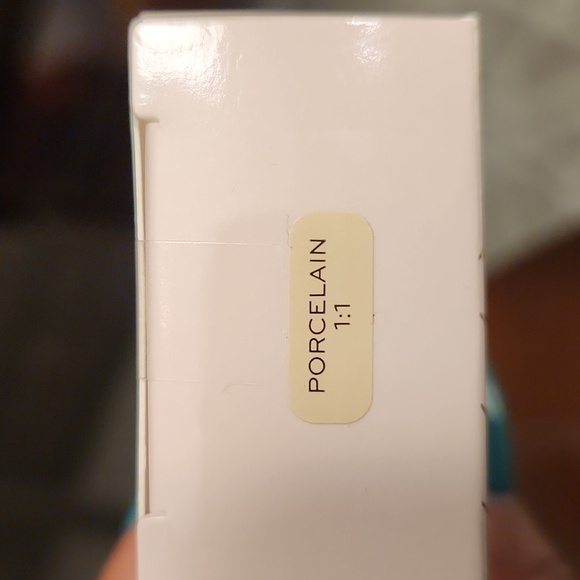 LYN-PERFECTING VELVET FOUNDATION - Picture 4 of 4